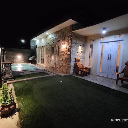 Puncak Pinus And Pool Villa Batu  Buitenkant foto