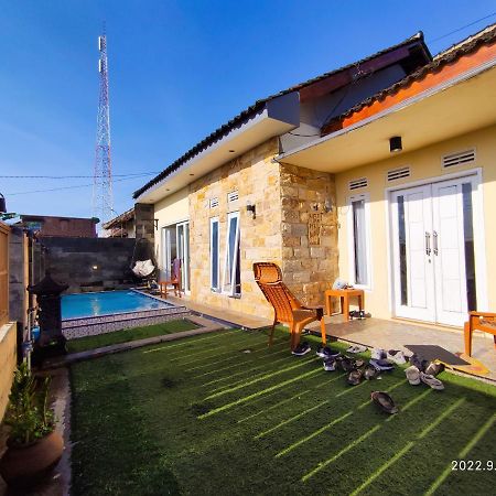 Puncak Pinus And Pool Villa Batu  Buitenkant foto
