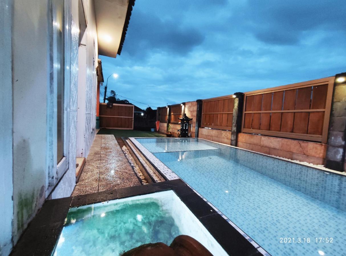Puncak Pinus And Pool Villa Batu  Buitenkant foto