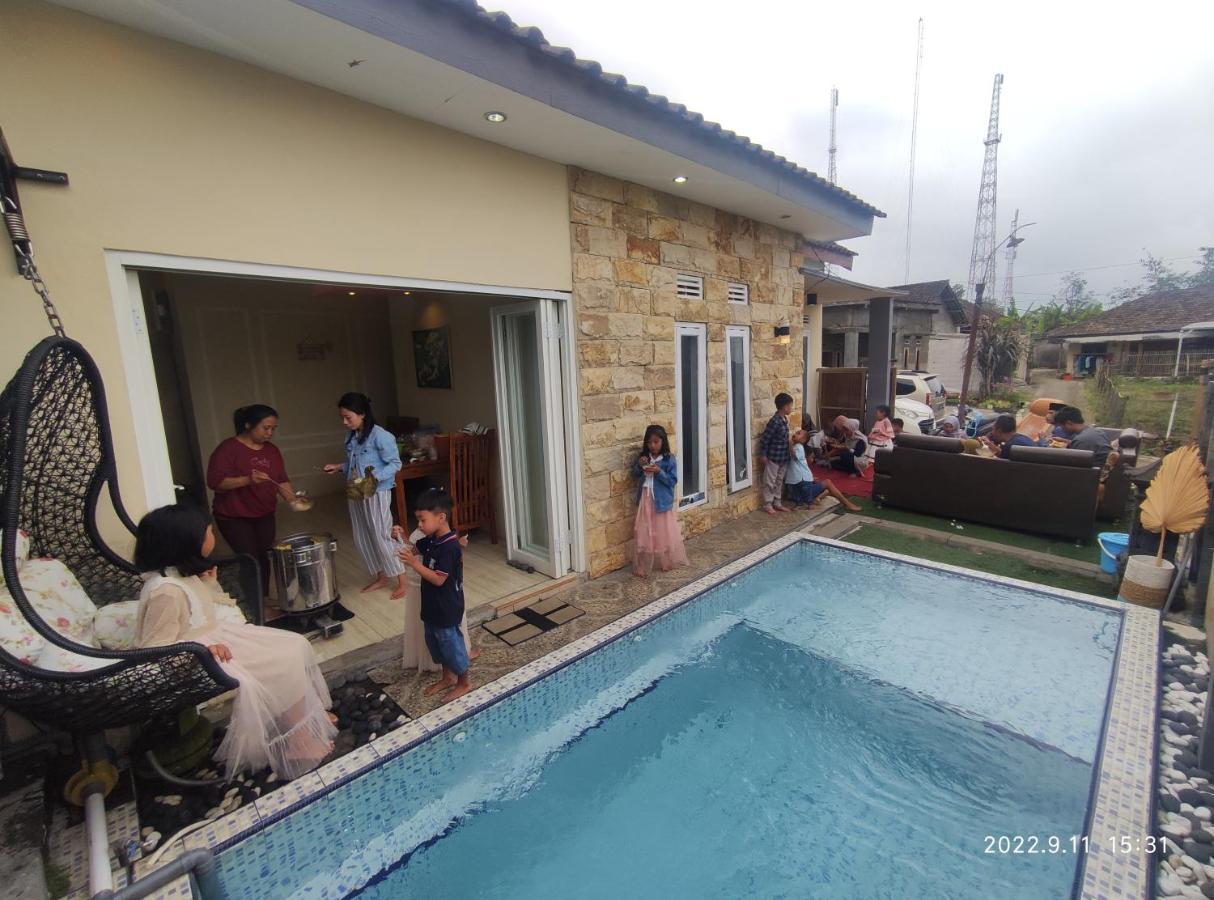 Puncak Pinus And Pool Villa Batu  Buitenkant foto